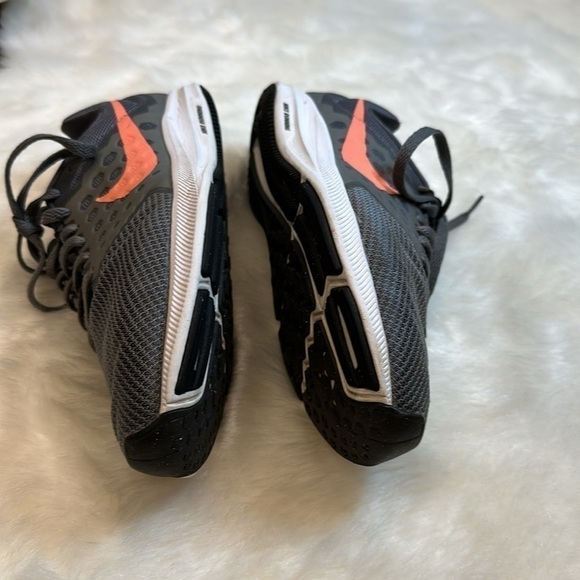 Nike running shoe grey, peach swoosh, white/black soles size 8W - Picture 8 of 14